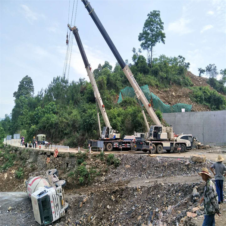 武宁县汽车掉沟里叫吊车救援要多少钱